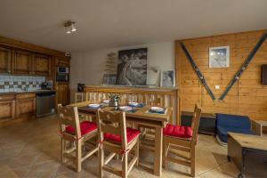 莫里永Morillon 1100 Skis aux pieds的厨房配有木桌和椅子