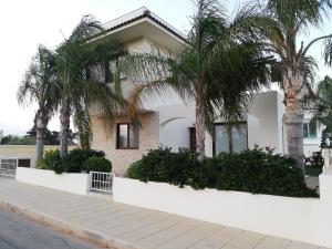 普罗塔拉斯Villa Sotmarie的一座棕榈树掩映的白色房子