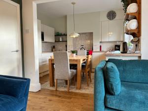 纽波特Brecon View by Switchback Stays的厨房以及带桌椅的用餐室。