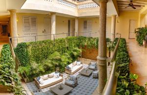 卡塔赫纳Hotel Casa Canabal by Faranda Boutique的室内花园设有白色的沙发和植物