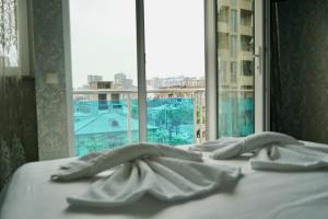 巴统hotel Vaxx的窗户客房内的一张床位