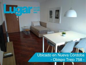 科尔多瓦Departamentos Lugar的客厅配有白色的桌子和椅子