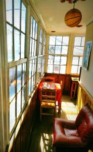 苏克雷Colors House的客厅配有桌椅和窗户。