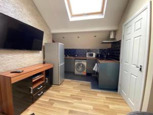 利兹Roundhay Apartments的厨房配有冰箱和微波炉。