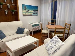 桑亨霍委内瑞拉酒店的客厅配有两张沙发和一张桌子