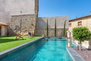 Villalba de RiojaPalacio Condes de Cirac的一座游泳池,位于一座建筑旁的院子内