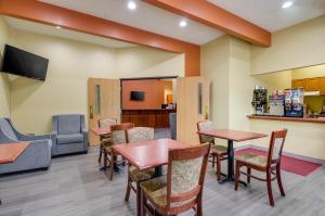 IndependenceAmericas Best Value Inn & Suites Independence VA的医院的等候室,配有桌椅