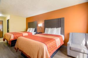 IndependenceAmericas Best Value Inn & Suites Independence VA的酒店客房,配有两张床和椅子