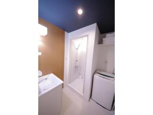 金泽HOTEL APT SESELA - Vacation STAY 12880的浴室配有水槽和淋浴。