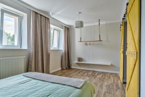 苏普拉希尔Apartament Wschodni的一间卧室设有黄色的床和窗户。