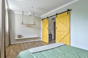 苏普拉希尔Apartament Wschodni的一间卧室设有黄色的门和一张床