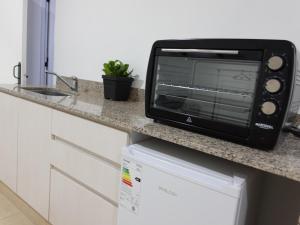 萨尔塔Urquiza的厨房台面上设有微波炉