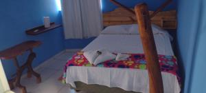 圣阿马鲁pousada shalon e host holly land的一间卧室配有一张木架床