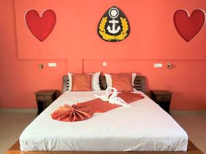 图利亚拉Amazone Hotel Tulear的一间卧室,配有一张红色墙壁和红色心的床铺