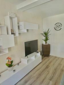 艾森纳赫Ferienwohnung Appartamento Da Vinci的客厅配有白色家具和平面电视