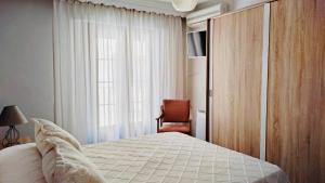 安特克拉APARTAMENTO CONVENTO ENCARNACIÓN的卧室配有床、椅子和窗户。