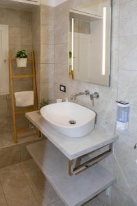 拉古萨码头Endless Summer Apartment的浴室设有白色水槽和镜子