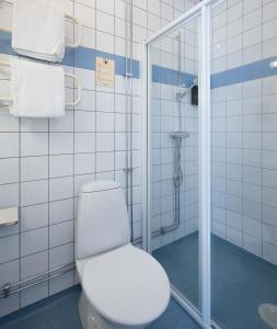 瑟德港Christos Hotel的一间带卫生间和淋浴的浴室