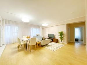 乌兰巴托105m2 Central 3 BR new apartment w airport pickup的客厅配有桌子和沙发