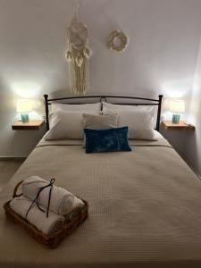 古卡斯特隆Olivar Suites的一间卧室配有一张大床和两条毛巾