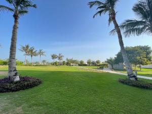 Private Suites Al Hamra Palace at golf & sea resort外面的花园