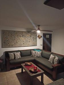 巴亚尔塔港departamento de lujo, Puerto Vallarta. Mexico的客厅配有绿色沙发和桌子