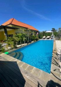 Dream Beach Hostel Lembongan内部或周边的泳池