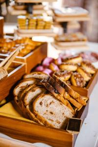 珀斯君乐达度假酒店的盒子里放着一大堆不同类型的面包