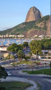 里约热内卢MARAVILHOSO ESTÚDIO- PRAIA DE BOTAFOGO的一个大停车场,后面有山