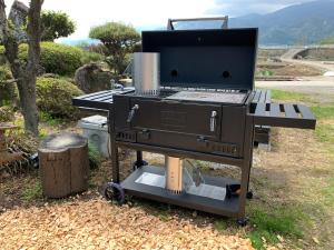 韮崎市HIKE的坐在草地上的烧烤架