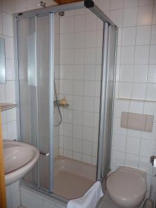 奥伯德尔丁根克恩温格特斯图博及客房旅馆的带淋浴、卫生间和盥洗盆的浴室