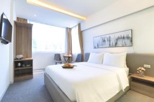 河内Keypad - Saki Hotel - 28 Dịch Vọng Hậu, Cầu Giấy的酒店客房设有一张白色大床和一个窗户。