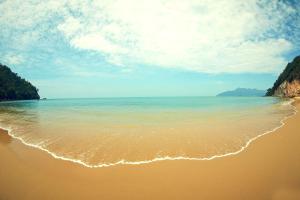 珍南海滩Rebak Island Resort & Marina, Langkawi的沙滩上可欣赏到海景