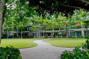 哥打京那巴鲁Bulan Guesthouse Imago的公园里树木和建筑的走道