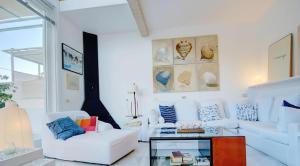 马略卡岛帕尔马Villa Bonanova Style的客厅配有2张白色沙发和玻璃桌