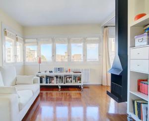 马略卡岛帕尔马Villa Bonanova Style的客厅配有白色沙发和一些窗户。