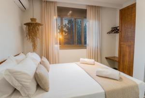 科林比亚Aesthisis Sensational Accommodation的卧室配有白色的床和窗户。