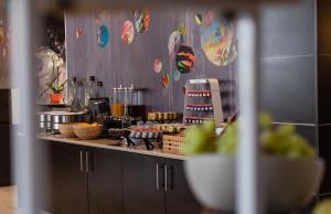 布鲁塞尔诺富特布鲁塞尔迷笛中心酒店的厨房配有带食物的柜台