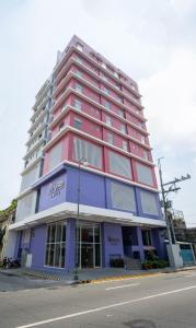 马尼拉MySpace Hotel Comembo Taguig的街道边的高楼