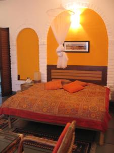 新德里B十九住宿加早餐旅馆的一间卧室配有一张带遮阳伞的床