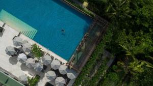 沙努尔InterContinental Bali Sanur Resort, an IHG Hotel的游泳池的顶部景色,游泳池里的人
