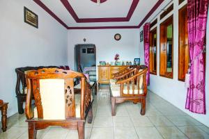 MandirancanOYO HOMES 91242 Desa Wisata Cibuntu Kuningan Syariah的带桌椅的房间和厨房