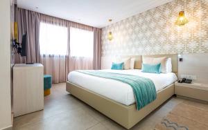 马拉喀什TUI BLUE Medina Gardens - Adults Only - All Inclusive的酒店客房配有一张带蓝色枕头的大床