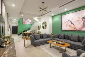 吉达Mabaat - Nala Al Rawdah - 604的带沙发和绿色墙壁的客厅