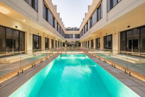 吉达Mabaat - Nala Al Rawdah - 604的蓝色建筑中的室内游泳池