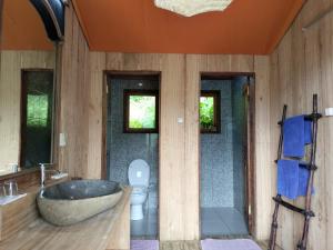 贾蒂卢维桑吉里 - 高山露营营地的带浴缸、卫生间和盥洗盆的浴室