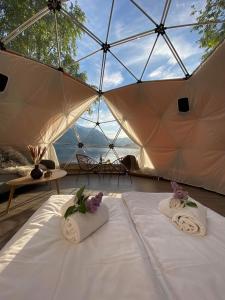 耶勒夫乐纳斯度假酒店的帐篷内带两张床的房间