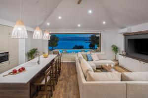 巴莱Luxury Glamping Beach Villas Porto Bus的厨房以及带沙发和桌子的客厅。