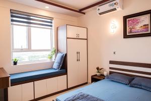 Kinh DinhPhan Rang City View Homestay的一间卧室设有一张床和一个窗口