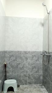 Kinh DinhPhan Rang City View Homestay的浴室配有淋浴和卫生间。